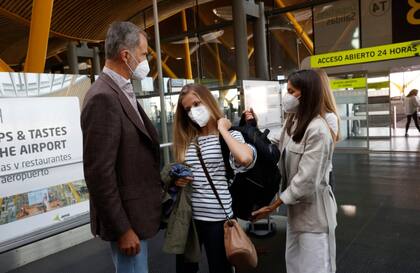 La princesa de Asturias, Leonor, partió a Gales, donde continuará sus estudios; fue despedida por su padre, el rey de España, Felipe IV, su madre, la reina Letizia; y su hermana, la Infanta Sofía