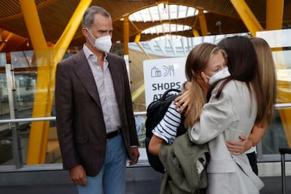 La princesa de Asturias, Leonor, partió a Gales, donde continuará sus estudios; fue despedida por su padre, el rey de España, Felipe IV, su madre, la reina Letizia; y su hermana, la Infanta Sofía