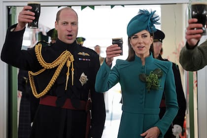 La princesa de Gales asistió este año por primera vez en calidad de coronel de regimiento. Aquí junto con el heredero al trono, durante el brindis que se realizó después del tradicional desfile, en Mons Barracks, Aldershot.