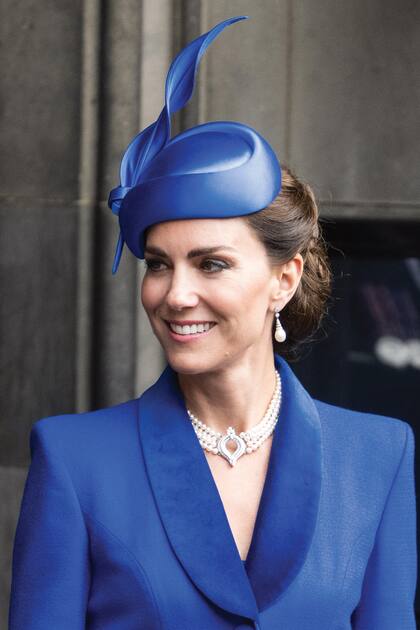 La princesa de Gales completó su look con un tocado de Phillip Treacy a tono con su vestido, el collar de perlas japonesas de cuatro vueltas rematado por un broche de diamantes que perteneció a la reina Isabel y los pendientes de diamantes con perlas que Carlos le regaló a Diana antes de su boda, en 1981.