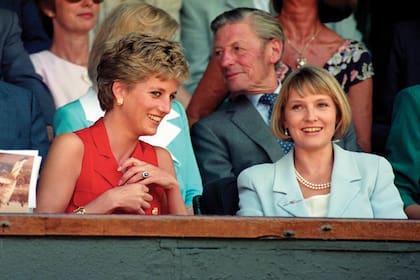 La princesa de Gales con Julia Samuel en Wimbledon viendo la final entre Pete
Sampras y Goran Ivanisevic, en 1994.