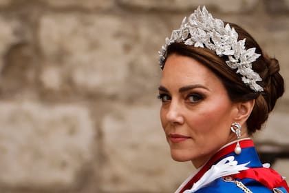 La princesa de Gales sumó un tocado de Jess Collett x Alexander McQueen con lingotes de plata, cristal y bordado de hojas tridimensionales con hilo de plata, que estaba coordinado con el de su hija.