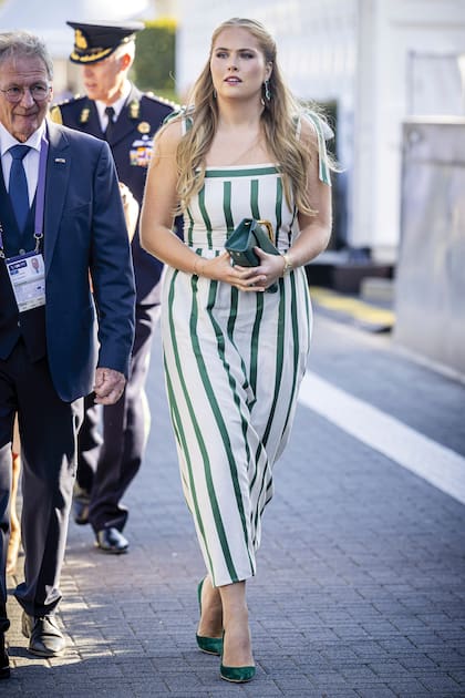 La princesa de Orange Nassau lució un solero con líneas verticales confeccionado en lino y tencel de Nina Blanc (modelo The Verdelle Val Dress, 449 euros)