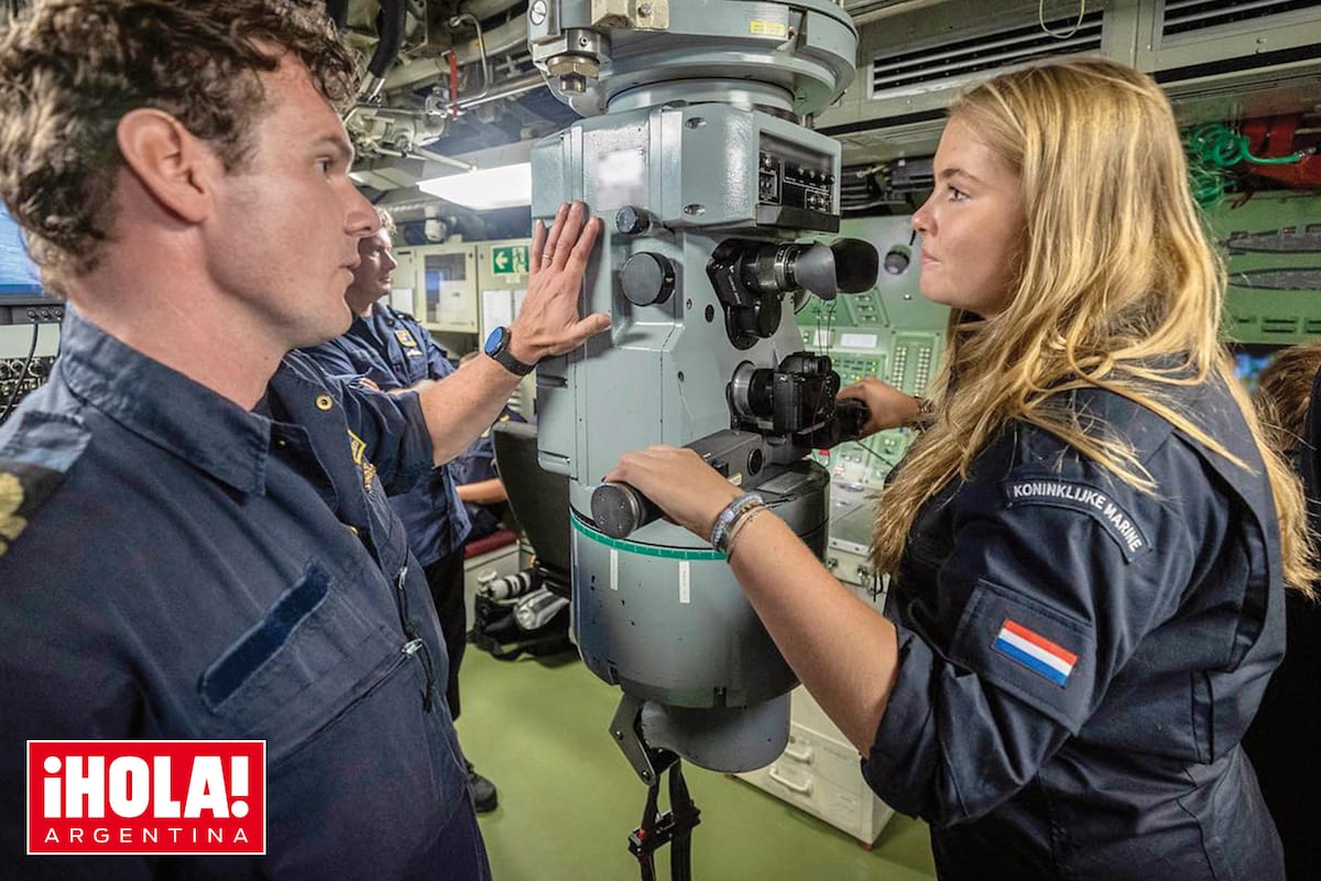 La princesa de Orange tuvo la posibilidad de ver cómo trabajan los marinos a bordo de un submarino Walrus.