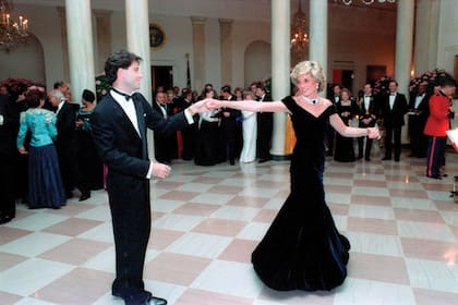 La princesa Diana baila con John Travolta durante una cena en la Casa Blanca, el 9 de noviembre de 1985