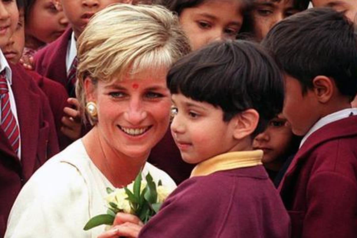 La princesa Diana evitaba usar sombreros cuando iba a un encuentro con niños y optaba por joyas llamativas