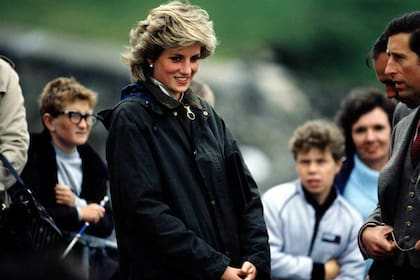 La princesa Diana luciendo su campera en una foto de la Galleria Cavour de Bolonia
