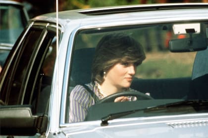 La princesa Diana maneja el Escort plateado modelo 81.