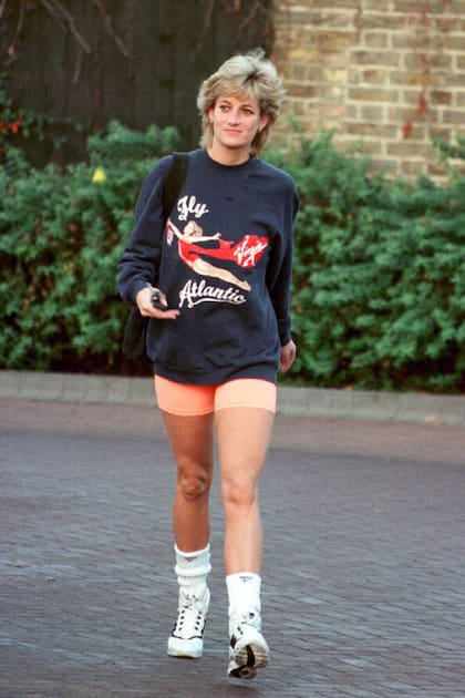La Princesa Diana, Princesa de Gales, con una sudadera de Virgin Atlantic, sale del entrenar en el Chelsea Harbour Club, Londres, en noviembre de 1995