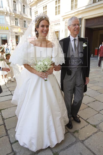 La princesa eligió un diseño de alta costura de la maison Valentino, con escote bote y mangas abullonadas, para su gran día. Lo "coronó" con la tiara Fringe de los Habsburgo, una reliquia familiar realizada en 1870 por la maison Köchert, con diamantes engarzados en plata y oro. Llegó a la iglesia acompañada por su padre, el príncipe Nicolás de Liechtenstein, hermano del actual soberano del principado, Hans Adam II.
