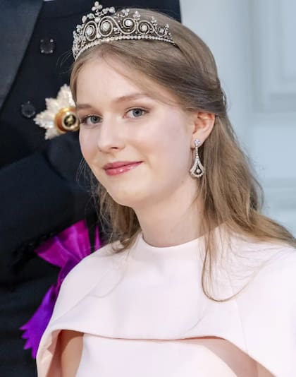 La princesa Elisabeth de Bélgica, duquesa de Brabante, es la heredera al trono belga. Nacida en 2001, es la mayor de los cuatro hijos del rey Felipe y la reina Matilde y forma parte de la nueva generación de futuras reinas europeas