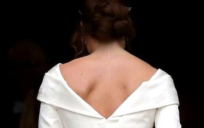 La princesa Eugenia eligió este modelo especialmente para lucir su cicatriz.