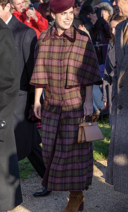 La princesa Eugenia
eligió un abrigo
capa a cuadros de
la marca española
Byan, al que le sumó
Fotos:
un sombrero bordó