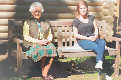 La princesa Eugenia también publicó una foto inédita de ella con su abuela y le dedicó unas tiernas palabras en sus redes sociales.