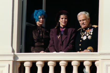 La princesa Grace Kelly junto a su hija, Carolina y Raniero III con un conjunto satinado en tono marrón, en 1980