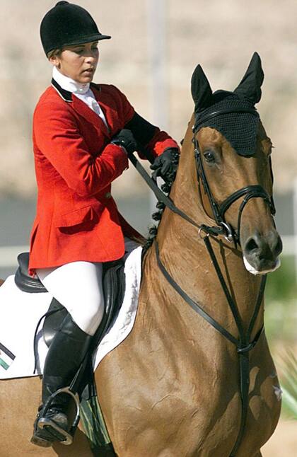La princesa Haya es una experta amazona; en esta foto de 1999 la hija del difunto rey Hussein, de Jordania monta a su caballo, Ahad, en Amman
