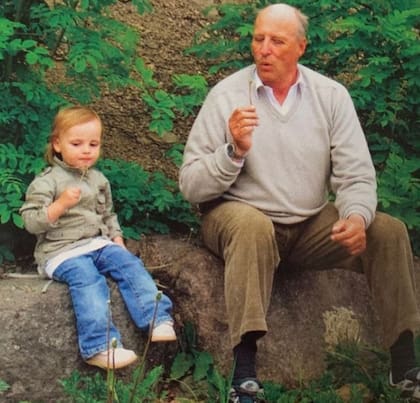 La princesa Ingrid Alexandra junto a su abuelo, el rey Harald V
