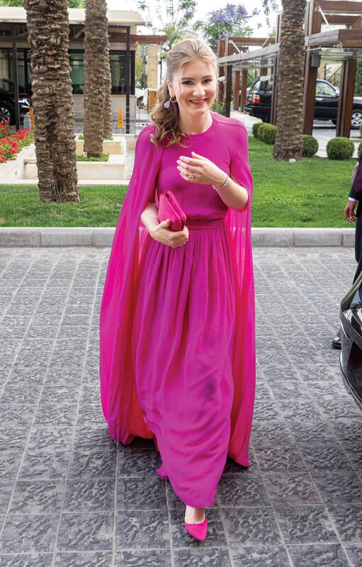 La princesa Isabel de Bélgica sale de su hotel para la boda del príncipe heredero Al Hussein Bin Abdullah de Jordania el 1 de junio de 2023 en Amman, Jordania