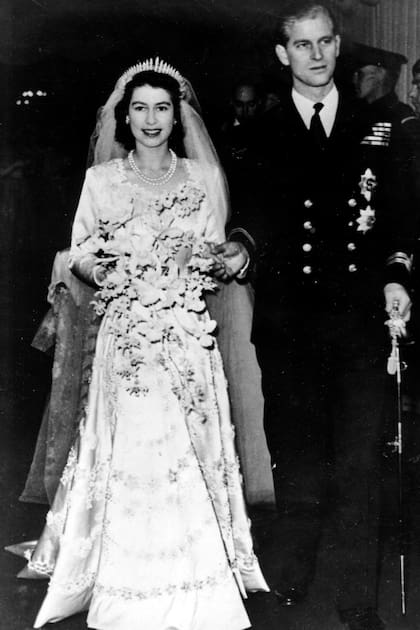 La reina Isabel II y el príncipe Felipe, duque de Edimburgo, saludan en su boda, el 20 de noviembre de 1947, en Londres