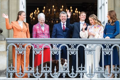 La princesa Isabella, la reina Margarita, el rey Federico X, el príncipe Vincent, la princesa Josephine, la reina Mary (con vestido de Soeren Le Schmidt, stilettos Gianvito Rossi y broche de Ole Lynggaard), y Grace, una de las border collies de la familia real.