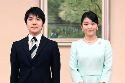 La princesa japonesa Mako, la hija mayor del príncipe heredero Akishino y la princesa heredera Kiko, y su novio Kei Komuro, en una conferencia de prensa en el Palacio Akasaka de Tokio, en 2017