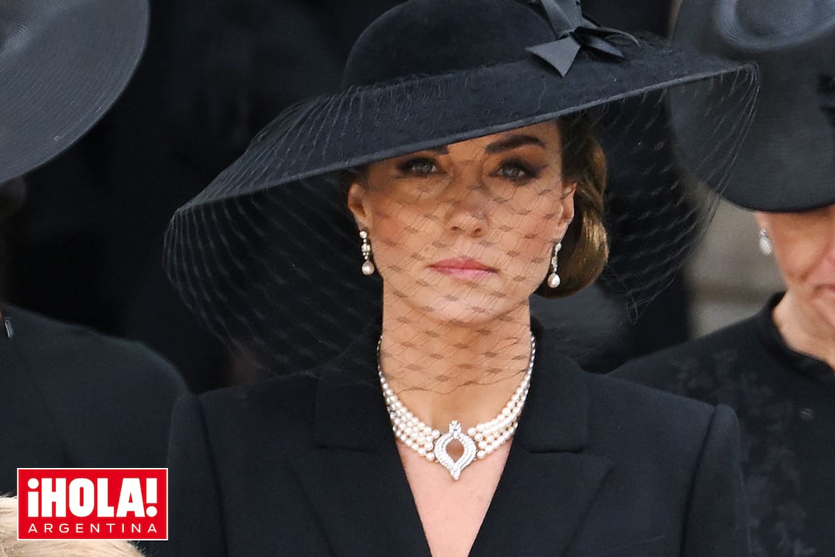 La princesa Kate, con total look de Alexander McQueen y un collar de perlas que perteneció a la Reina. Las perlas fueron un regalo del Gobierno japonés con motivo de una visita de Estado al país asiático que Isabel II realizó en 1970.