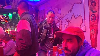 La princesa Leonor de Borbón en un pub en Chile.