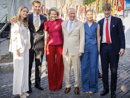 La princesa Leonor, el príncipe Gabriel, los reyes Matilde y Felipe, la princesa Elisabeth y el príncipe Emmanuel durante el Día Nacional de Bélgica, en junio de 2026