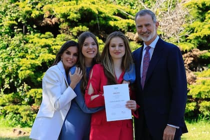 La princesa Leonor posa junto a Letizia, Felipe VI y la infanta Sofía durante su ceremonia de graduación