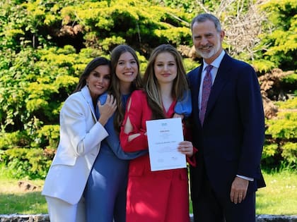 La Princesa Leonor posó junto a sus padres, Letizia y Felipe VI, y a la Infanta Sofía