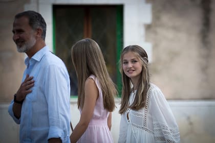 La princesa Leonor sonríe durante sus últimas vacaciones de verano en Mallorca, el 11 de agosto de 2022