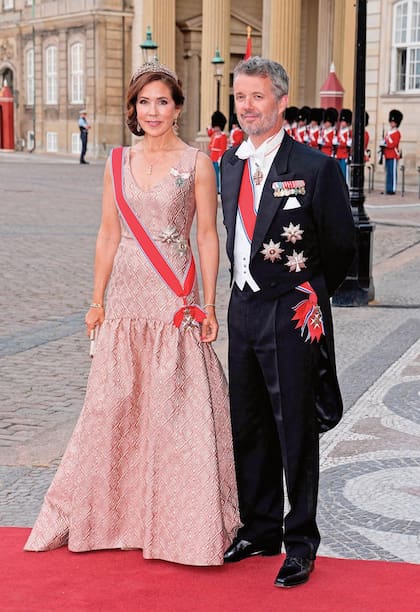 La princesa llevó un diseño de Max Mara en jacquard, de cuerpo entallado y falda con vuelo que nace debajo de las caderas, sus zapatos BB Manolo Blahnik y la tiara en oro y plata de 14 quilates con rubíes, diamantes y espinelas que compró ella misma en Bruun Rasmussen.