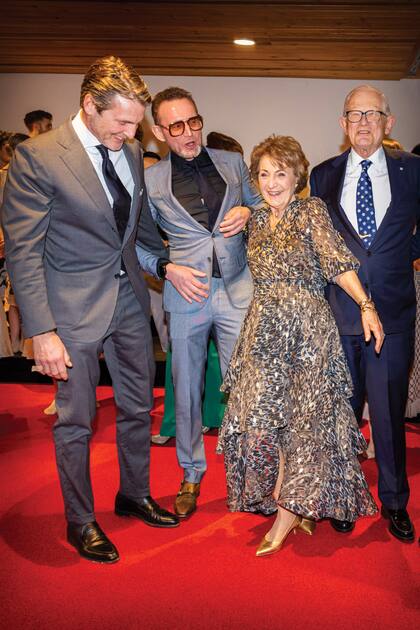 La princesa Margriet es la viva imagen de la felicidad junto a su marido, Pieter van Vollenhoven, y dos de sus cuatro hijos, los príncipes Maurits y Bernhard (de anteojos).
