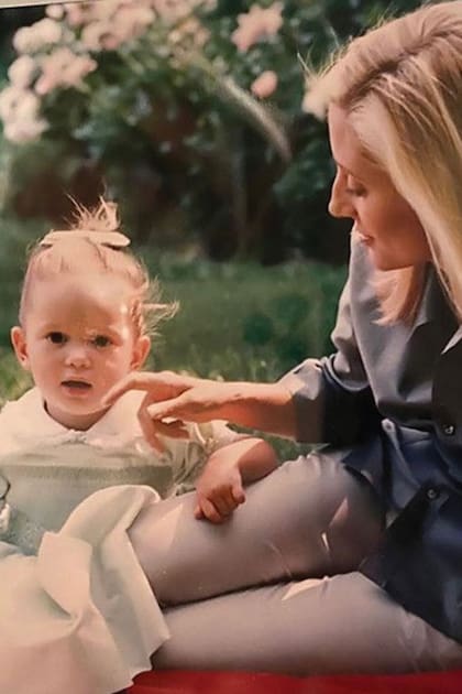 La princesa Marie-Chantal y su princesita, en una postal para el recuerdo
