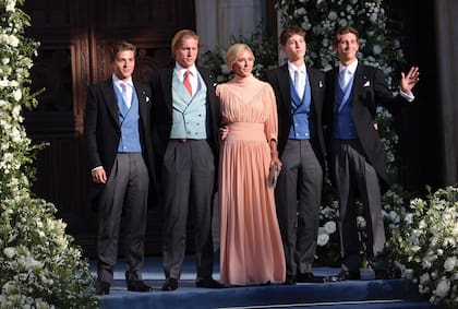 La princesa MarieChantal, con vestido de seda Louis Vuitton, acompañada por sus hijos varones, Achileas, Constantino Alexios, Arístides y Odysseas.