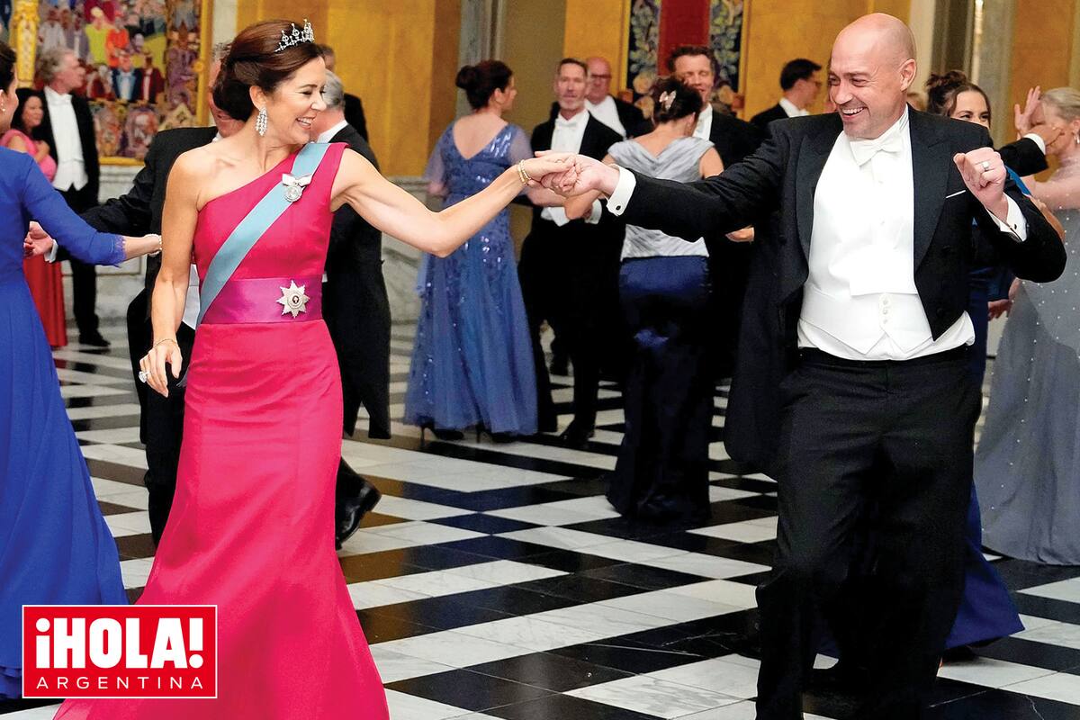 La princesa Mary (con vestido de David Andersen, la tiara de oro blanco, diamantes y perlas que usó para su boda, y en la cintura la placa de la Orden del Elefante, la más antigua del país), bailó con el ministro de Salud danés Magnus Heinicke.