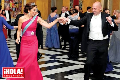 La princesa Mary (con vestido de David Andersen, la tiara de oro blanco, diamantes y perlas que usó para su boda, y en la cintura la placa de la Orden del Elefante, la más antigua del país), bailó con el ministro de Salud danés Magnus Heinicke.