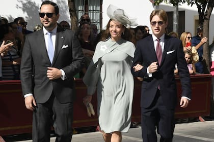 La princesa Miriam al-Ghazi de Jordania llegó con sus dos hijos, Boris y Beltrán Sajonia-Coburgo-Gotha. Llevó un vestido con escote cruzado, manga larga y caída recta y lo acompañó con una pamela.