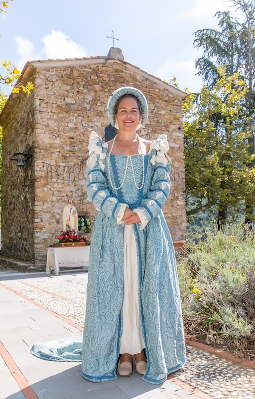 La princesa Nina en ropa de época.