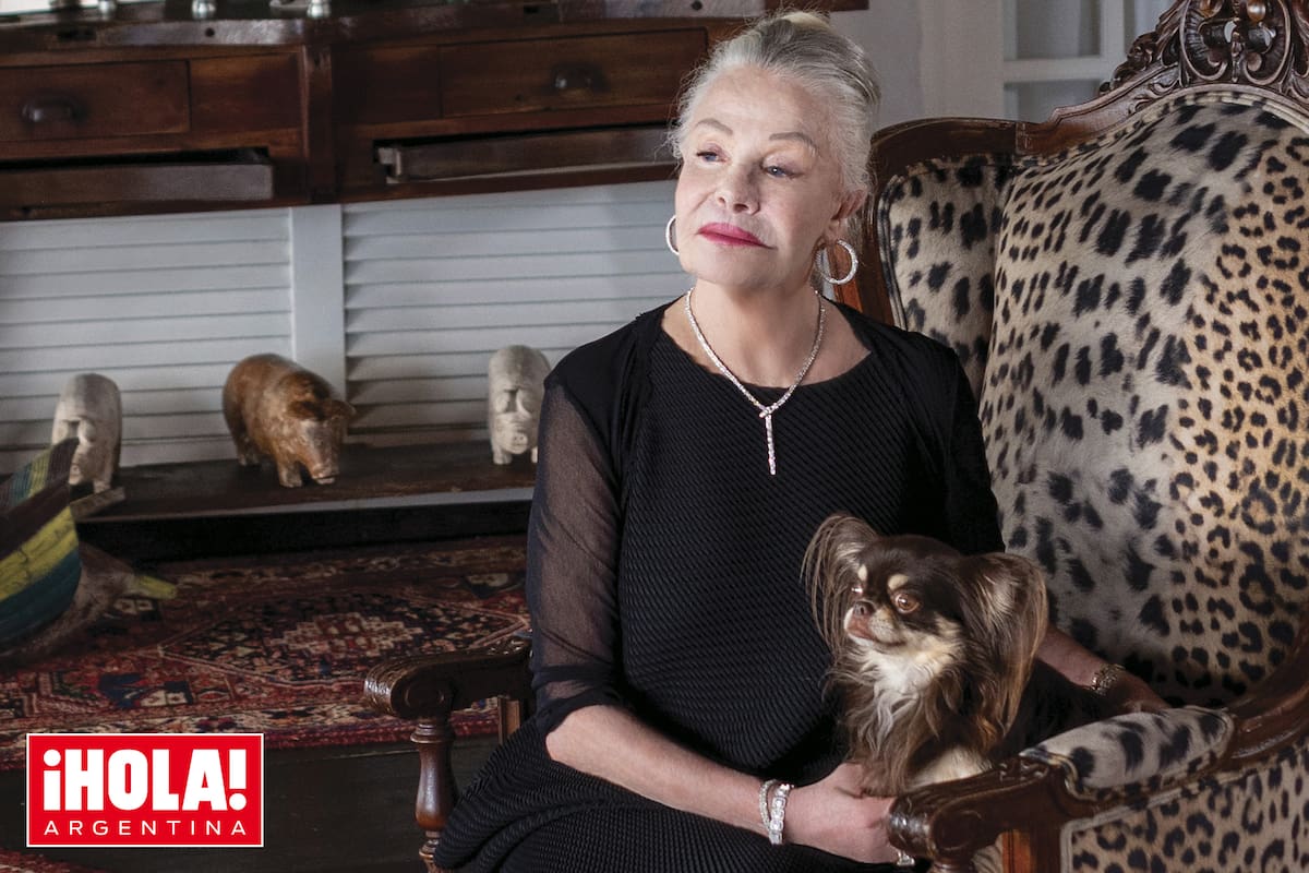La princesa posa con Begonia, una chihuahua de pelo largo. Detrás de ella se puede apreciar una mesa donde se destacan una lámpara art déco y algunas figuras de animales realizadas en madera que representan el gran amor que tiene nuestra anfitriona por los animales.