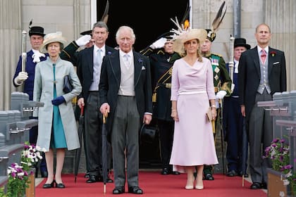 La princesa real Ana, el vicealmirante Sir Tim Laurence, Carlos III, Sofía de Wessex –hoy, duquesa de Edimburgo– y el príncipe Eduardo posan en el Palacio de Holyroodhouse, en 2022.