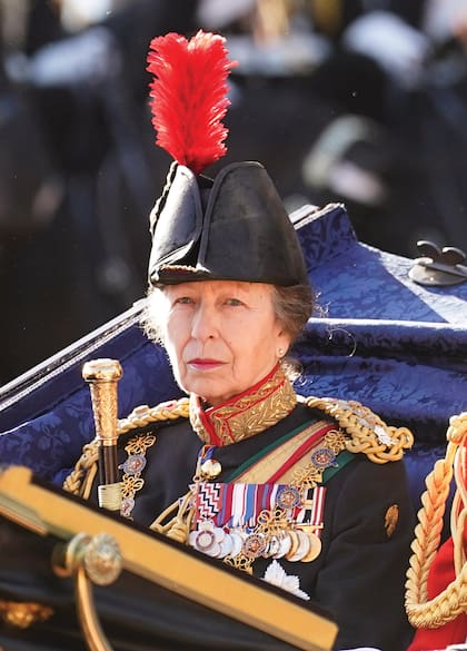 La princesa real Ana sale del Palacio de Buckingham en un carruaje tirado por caballos. Igual que en la coronación de su hermano, tuvo un papel relevante como lugarteniente del monarca.