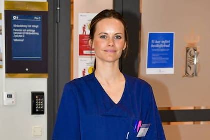 La princesa Sofía de Suecia participó de distintas actividades de cocina y limpieza en el hospital Sophiahemmet para combatir la pandemia de coronavirus