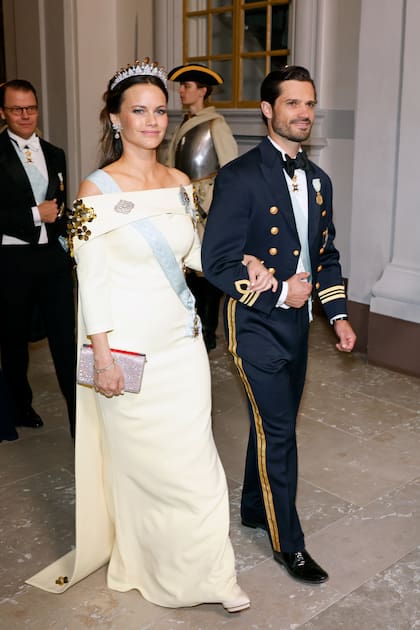 La princesa Sofia llevó un vestido con capa de Safiyaa y la tiara Palmette, con la que brilló en su boda con Carlos Felipe de Suecia el 13 de junio de 2013. Al igual que las otras mujeres de la casa real, tenía en el pecho la insignia de la Orden Familiar con la foto del Rey.