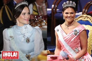 La princesa Sofía usó la tiara Palmette que sus suegros, los Reyes, le regalaron cuando se casó con el príncipe Carlos Felipe. Por primera vez, la remató con topacios. La princesa heredera Victoria sorprendió usando -también por primera vez- los pendientes Vasa, unas de las piezas más antiguas del cofre real.