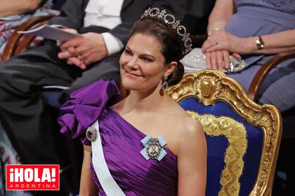 La princesa Victoria, heredera al trono sueco, causó sensación en la ceremonia de entrega de los prestigiosos premios Nobel.