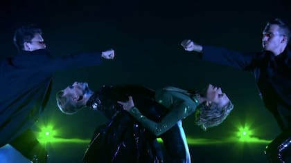 La princesa y su partenaire cerraron su performance con un movimiento en cámara lenta, al estilo Matrix