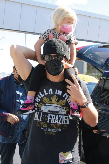 La princesita de la casa prefiere ir en los hombros de su papá, que también se camufló tras unos anteojos negros.