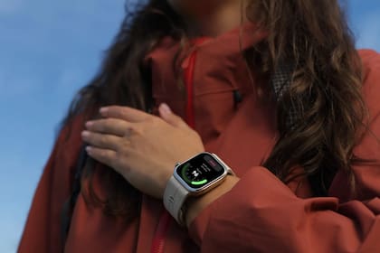 La principal diferencia del Huawei Watch D3 respecto de otros relojes inteligentes es que puede medir la presión arterial gracias a una correa que se hincha para funcionar como tensiómetro