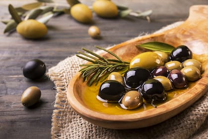 La principal diferencia entre las aceitunas verdes y las negras es el punto de maduración que alcanzan en el olivo al momento en que son cosechadas